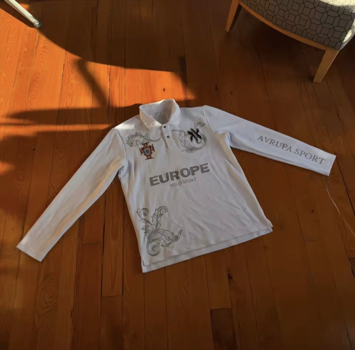 uerope graphic longsleeve