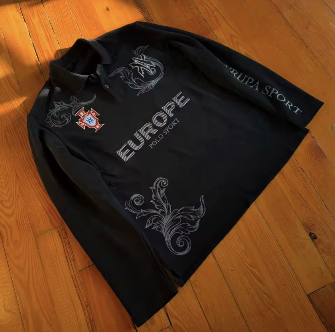 uerope graphic longsleeve